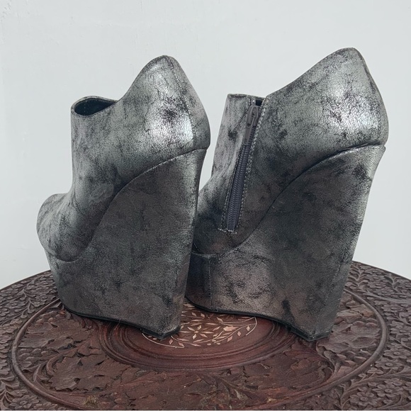 ✨Super metallic heels! ✨ - Picture 2 of 5